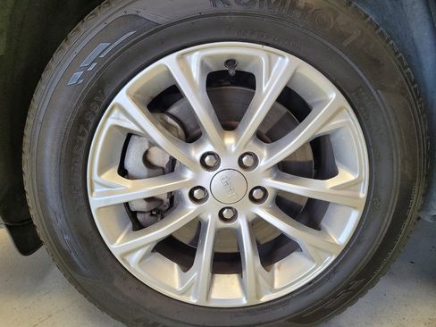 Used 2019 Jeep Cherokee Latitude w/ Popular Appearance Group image 31