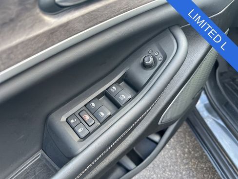 Used 2022 Jeep Grand Cherokee L Limited AWD/4WD image 10