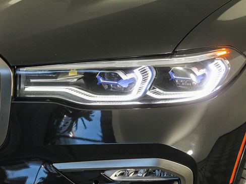 Used 2020 BMW X7 M50i image 4