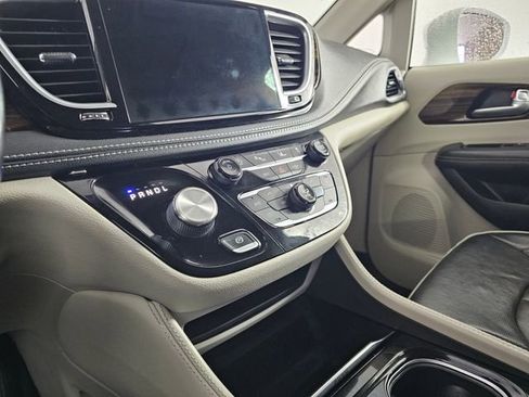 Used 2021 Chrysler Pacifica Limited image 30