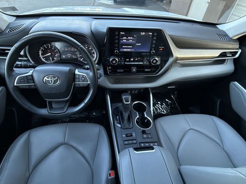 Used 2022 Toyota Highlander XLE image 22