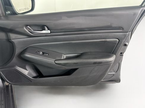 Used 2024 Nissan Altima 2.5 SV FWD image 30