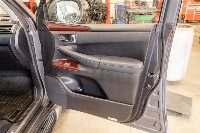 Used 2015 Lexus LX 570 4WD w/ Luxury Package image 27