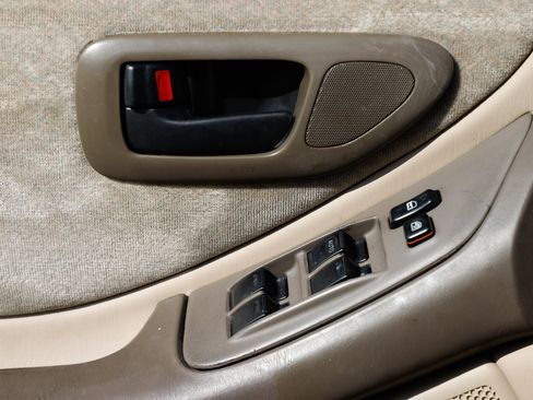 Used 1998 Toyota Avalon XLS image 32