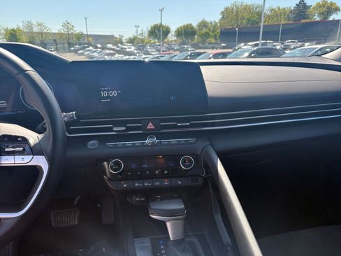 Used 2025 Hyundai Elantra SEL FWD image 17