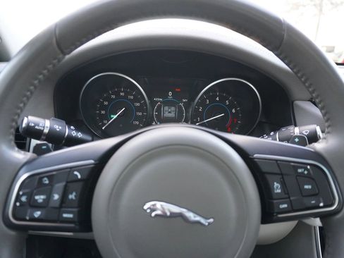 Used 2017 Jaguar XF Premium image 21