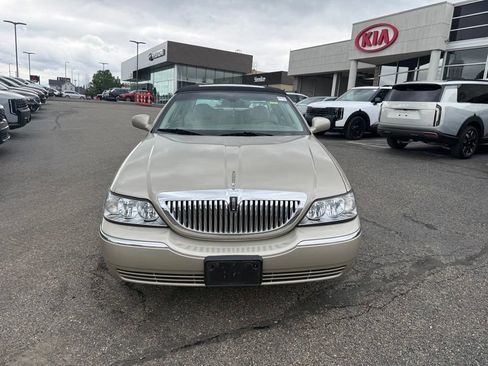 Used 2005 Lincoln Town Car Signature Limited RWD image 2