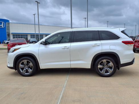 Used 2018 Toyota Highlander Limited Platinum FWD image 3