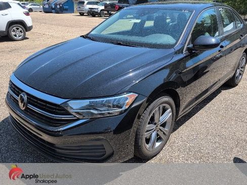 Used 2024 Volkswagen Jetta SE FWD image 2