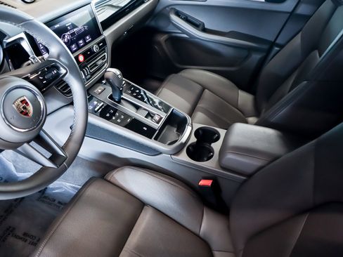 Certified 2024 Porsche Macan image 15