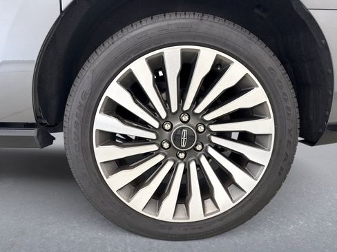 Used 2021 Lincoln Navigator L Reserve w/ Luxury Package AWD/4WD image 22