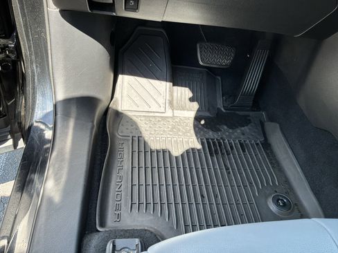 Used 2021 Toyota Highlander XLE FWD image 17