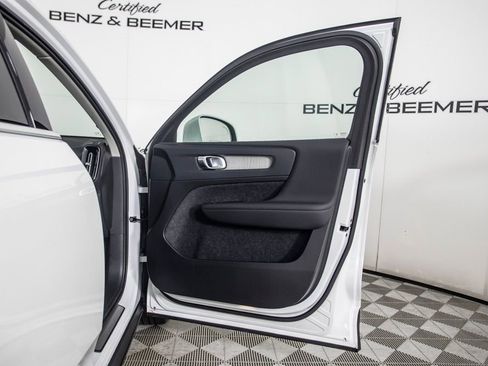 Used 2025 Volvo XC40 B5 Plus image 16