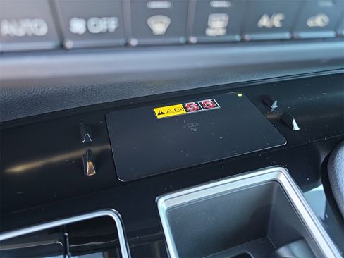 Used 2025 Toyota Sienna Platinum image 22