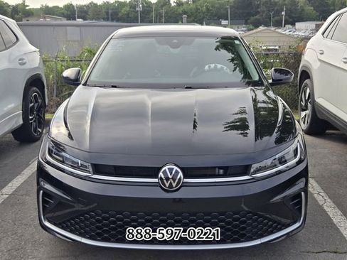 Used 2025 Volkswagen Jetta SE FWD image 11