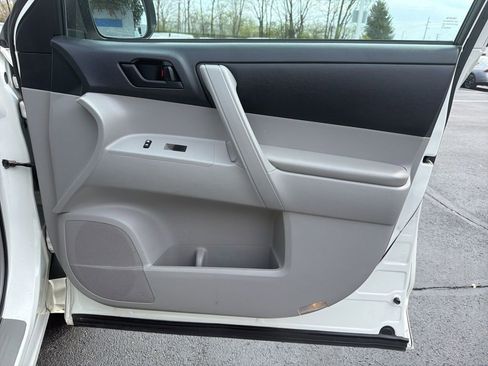 Used 2010 Toyota Highlander 2WD image 25