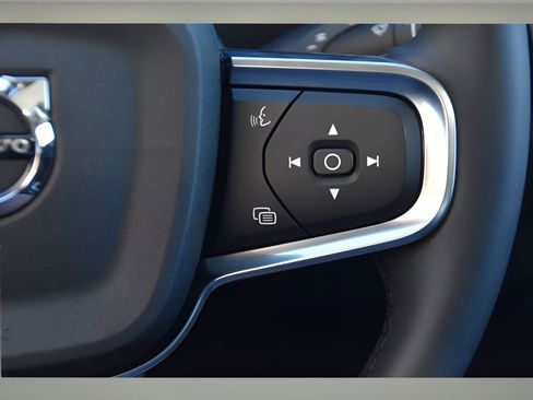 Certified 2025 Volvo XC40 B5 Plus w/ Protection Package Premier image 34