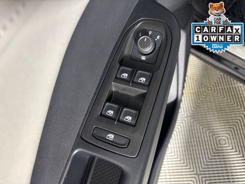 Used 2025 Volkswagen Taos SE image 13