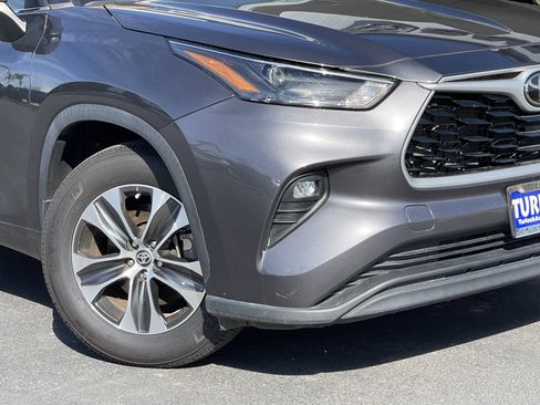 Used 2023 Toyota Highlander XLE image 3