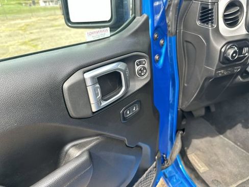 Used 2025 Jeep Wrangler Sport AWD/4WD image 17