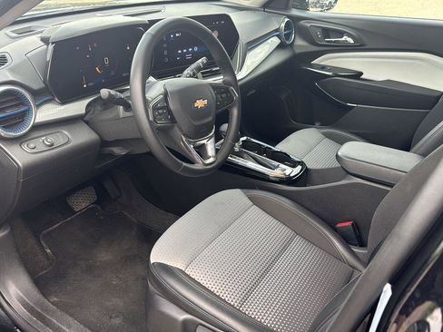 Used 2025 Chevrolet Trax LT w/ LT Convenience Package FWD image 11