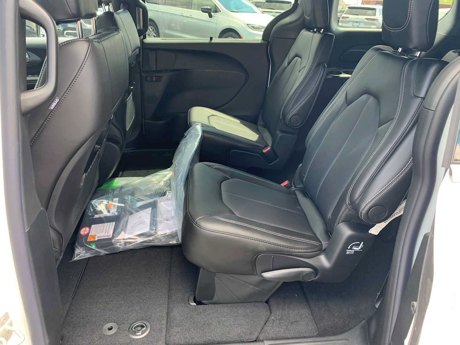 New 2027 Chrysler Pacifica Select FWD image 14