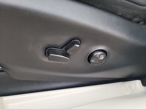 Used 2023 Chrysler Pacifica Touring-L FWD image 23