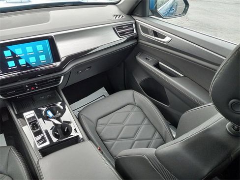 Used 2025 Volkswagen Atlas Cross Sport SE image 17