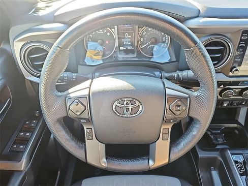 Used 2022 Toyota Tacoma TRD Off-Road image 17