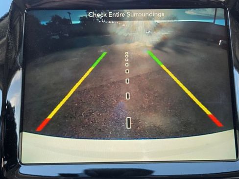 Used 2019 Jeep Cherokee Overland w/ Technology Group image 12