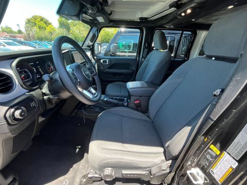 Used 2025 Jeep Wrangler Unlimited Sahara AWD/4WD image 27