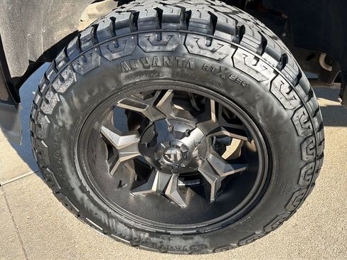 Used 2018 GMC Sierra 2500 Denali w/ Duramax Plus Package AWD/4WD image 39