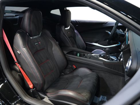 Used 2020 Chevrolet Camaro ZL1 RWD image 31