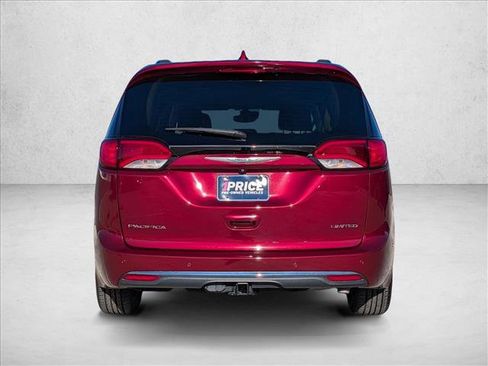 Used 2017 Chrysler Pacifica Limited image 10