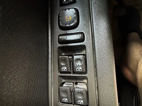 Used 2005 HUMMER H2 SUT w/ Preferred Equipment Group AWD/4WD image 38