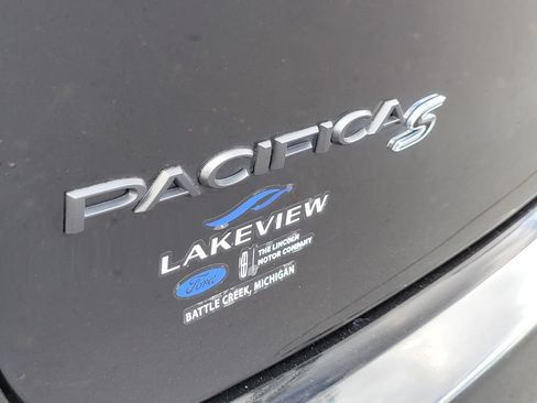 Used 2025 Chrysler Pacifica Limited FWD image 33