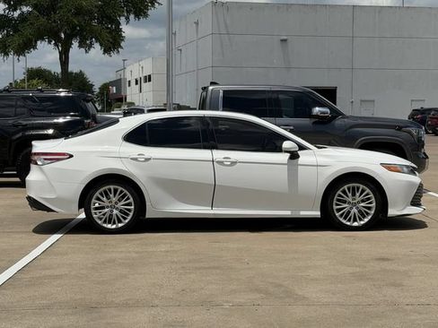 Used 2020 Toyota Camry XLE FWD image 3