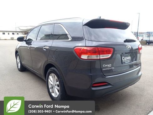 Used 2017 Kia Sorento LX w/ LX Convenience Package image 5