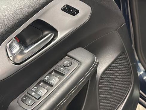 Used 2025 Chrysler Pacifica Limited FWD image 33