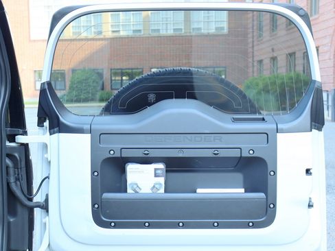 Used 2022 Land Rover Defender 90 X-Dynamic HSE AWD/4WD image 38