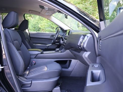 Used 2024 Nissan Pathfinder SV FWD image 39
