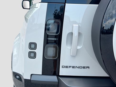 New 2026 Land Rover Defender 110 X-Dynamic SE AWD/4WD image 10