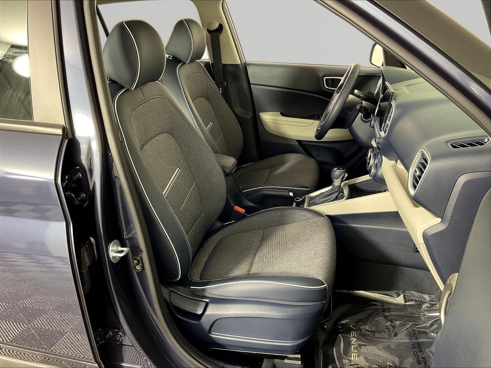 Used 2023 Hyundai Venue Limited FWD image 27