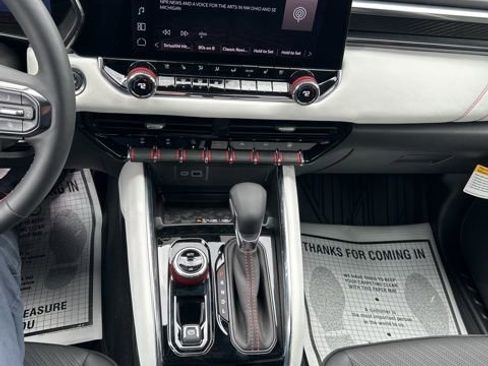 Used 2025 GMC Canyon AT4 w/ AT4X Package image 9