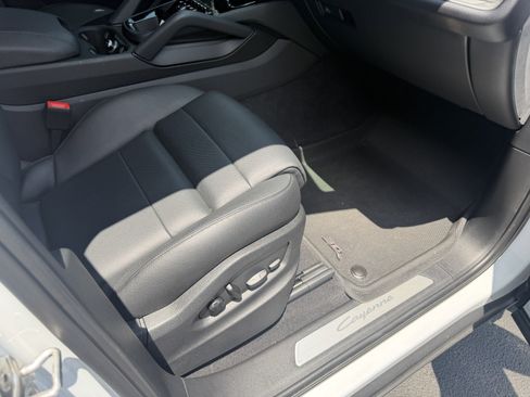 Certified 2024 Porsche Cayenne AWD/4WD image 24