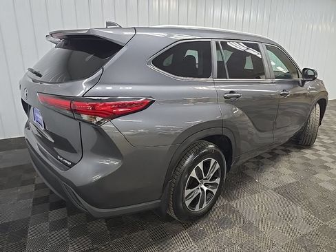 Used 2023 Toyota Highlander XLE AWD/4WD image 10