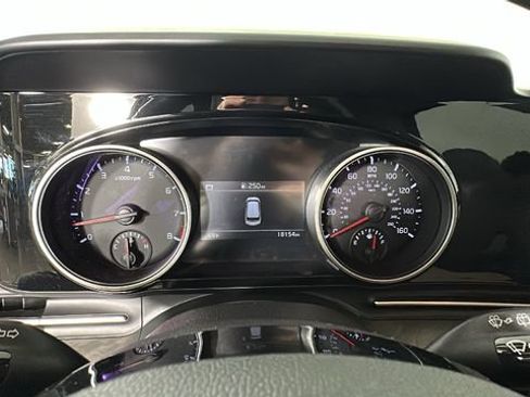 Used 2024 Kia Carnival EX FWD image 18