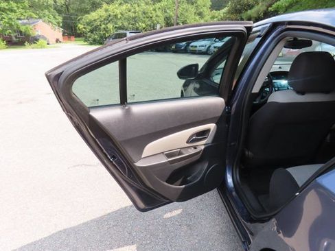 Used 2013 Chevrolet Cruze LS FWD image 10