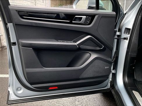 Certified 2022 Porsche Cayenne AWD/4WD image 28