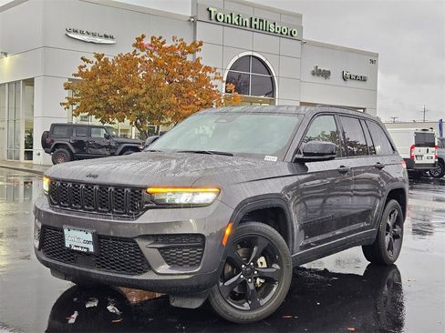 Used 2023 Jeep Grand Cherokee Altitude image 2